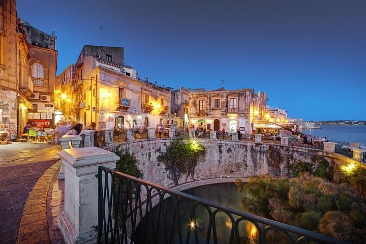 Syracuse Private Walking Tour with Traditional Lunch and Wine