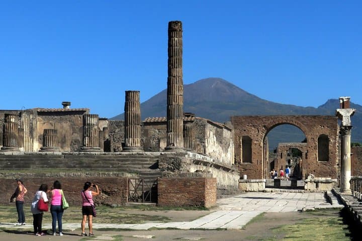 From Naples: Skip the Line Pompeii Guided Tour – Small Group