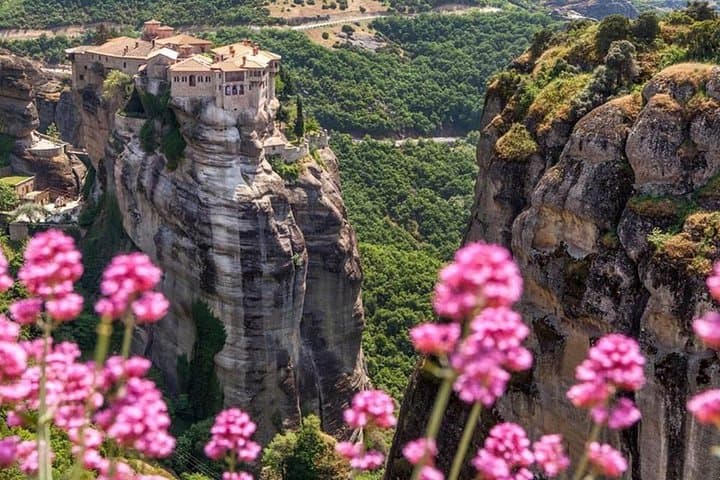 Meteora Monasteries and Hermit Caves with Lunch Stop Private Trip