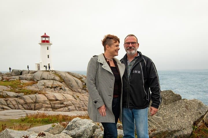 Halifax Premium Tour: Peggy's Cove, Citadel & Titanic Cemetery
