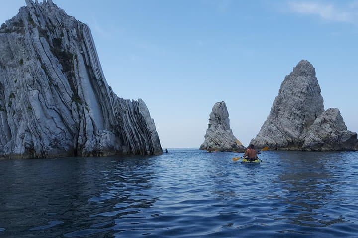 Sunrise at Conero: Canoe to the due sorelle Cliff - Private Tour