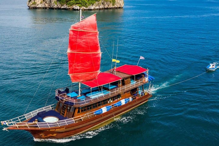 Private Full-Day Red Dragon Yacht to Angthong National Marine Park