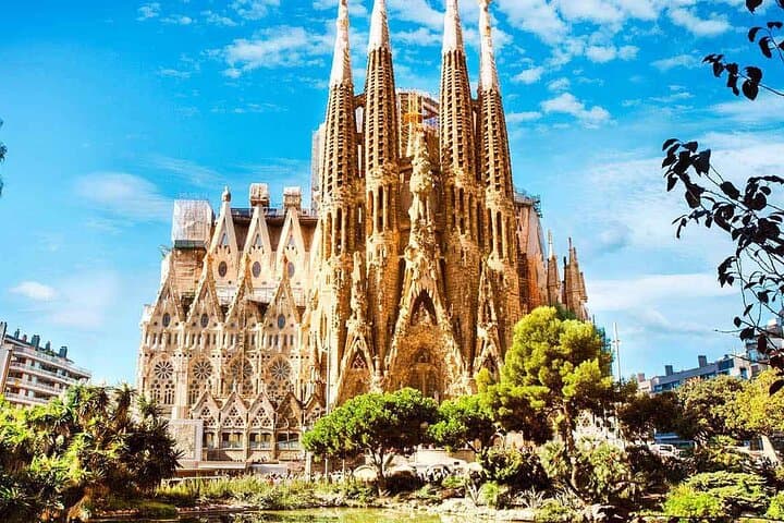 Barcelona Highlights Private Tour with Port or Hotel Transfers
