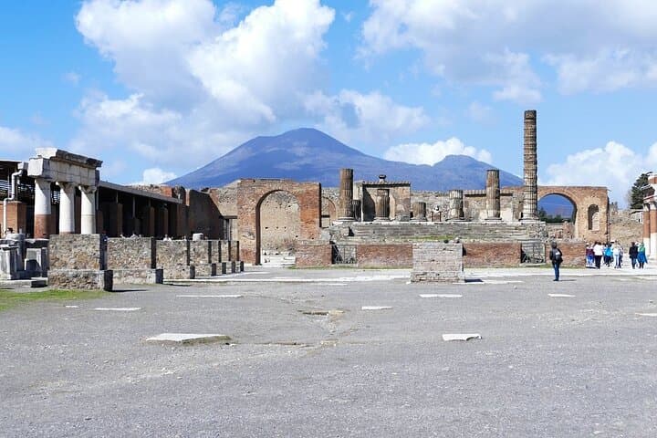 Pompeii & Mt.Vesuvius Day Tour from Naples with Pizza Lunch