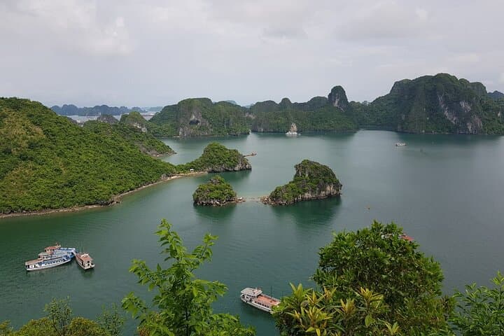 Halong Bay Shore Excursion: Full Day Cruise Tour from Cruise Port