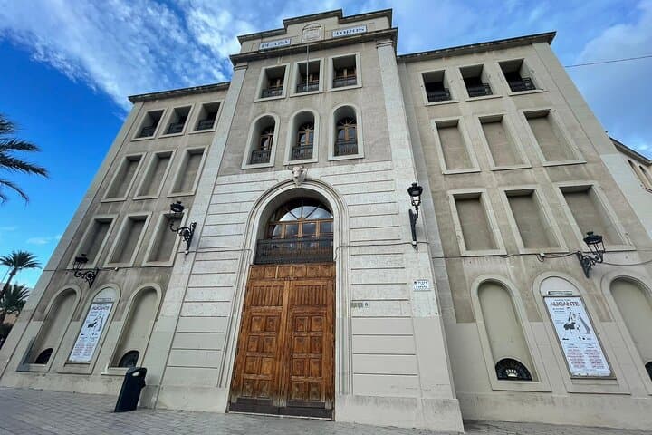 Alicante: Visit with Audio Guide Bullring and Bullfighting Museum