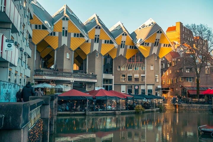 Rotterdam 3h walk with local: Hilights, Gems, Architecture & WWII