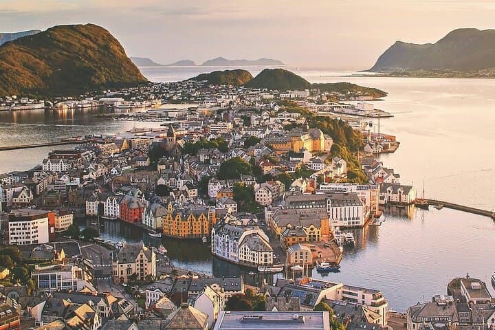 Ålesund on Foot: Art Nouveau, Insider Tips & more