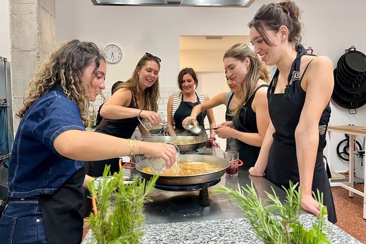 Valencian paella cooking class, tapas and visit to Ruzafa market.