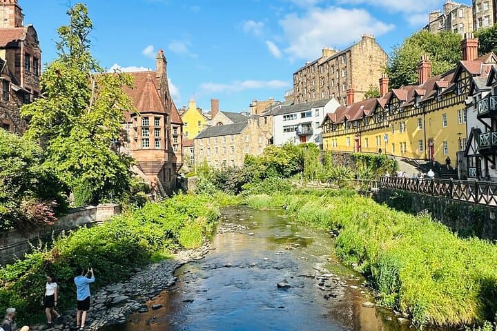 Private Guided Edinburgh Tour in a Premier Classic LEVC TXE